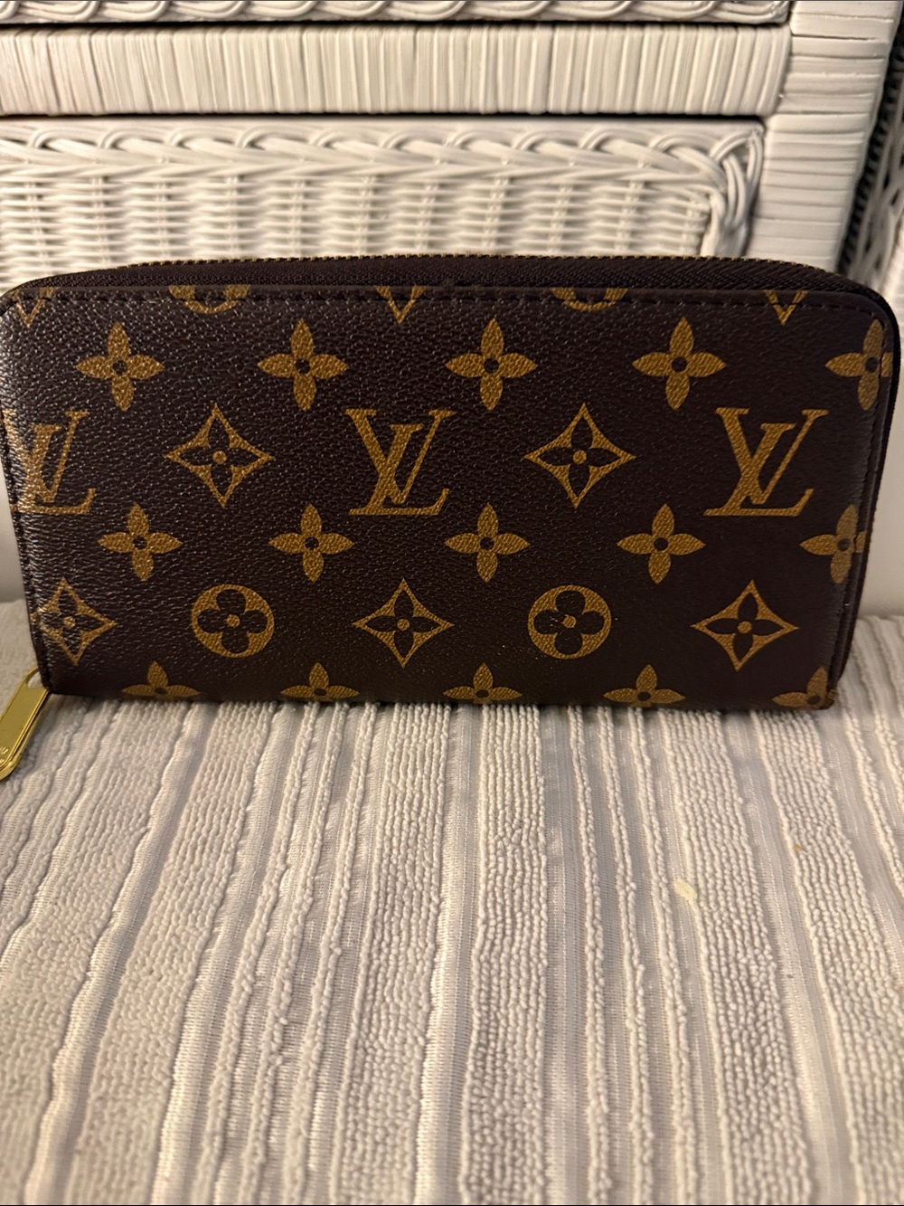 Unbranded zip around wallet
